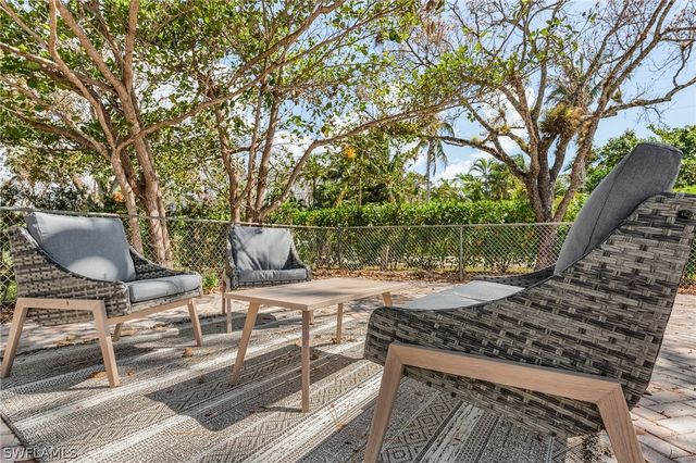 1011 11th ST N, Naples, FL 34102