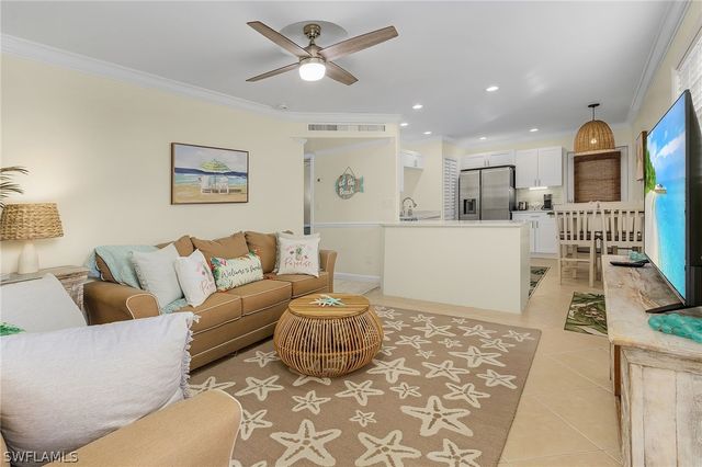 1011 11th ST N, Naples, FL 34102