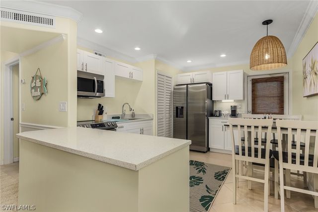 1011 11th ST N, Naples, FL 34102