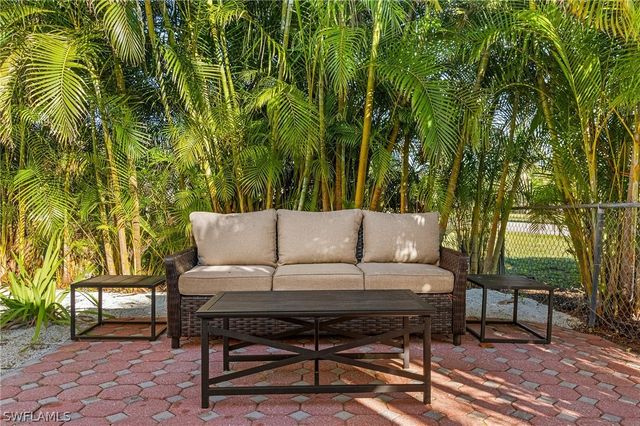 1011 11th ST N, Naples, FL 34102