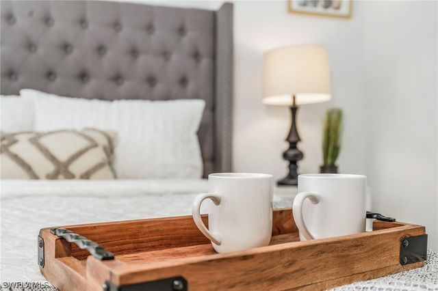 1011 11th ST N, Naples, FL 34102