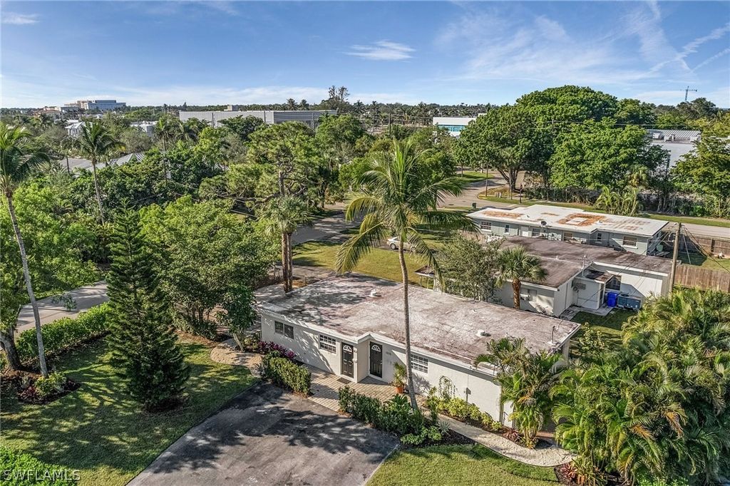 1011 11th ST N, Naples, FL 34102