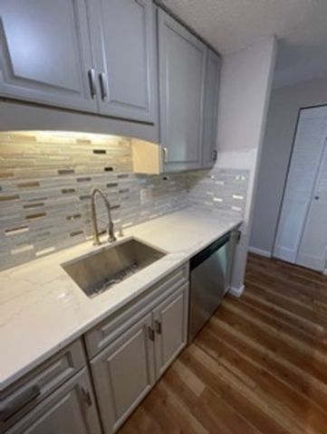 10 Longworth Ave 24, Brockton, MA 02301