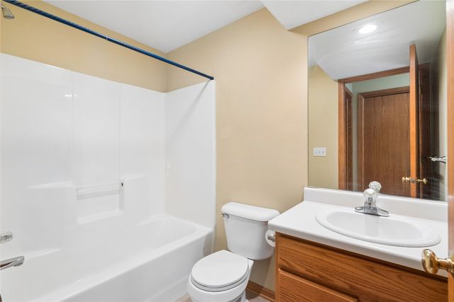 3409 Brook View Drive, Des Moines, IA 50317