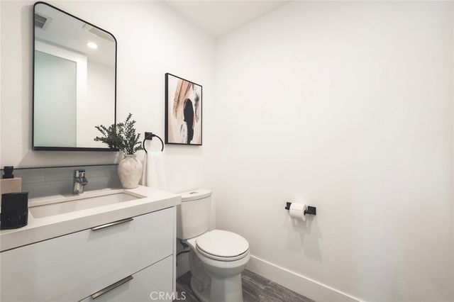 542 N Commonwealth, Los Angeles, CA 90004