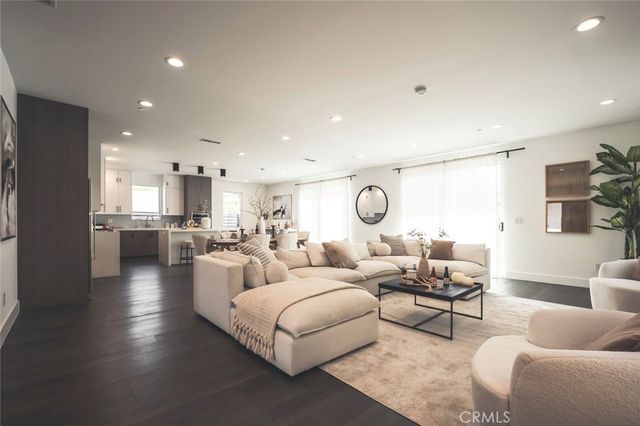 542 N Commonwealth, Los Angeles, CA 90004