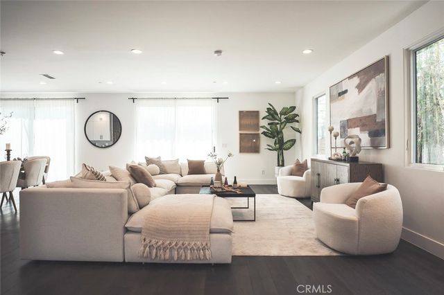 542 N Commonwealth, Los Angeles, CA 90004