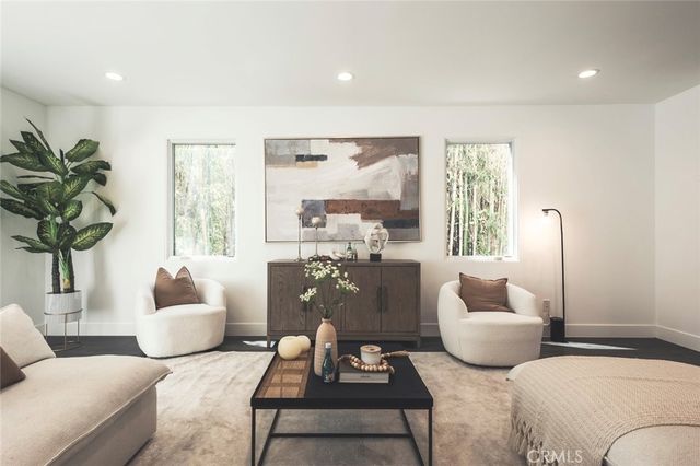 542 N Commonwealth, Los Angeles, CA 90004