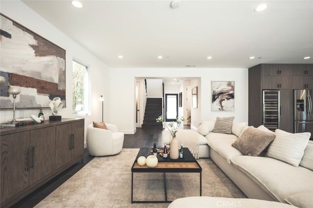 542 N Commonwealth, Los Angeles, CA 90004