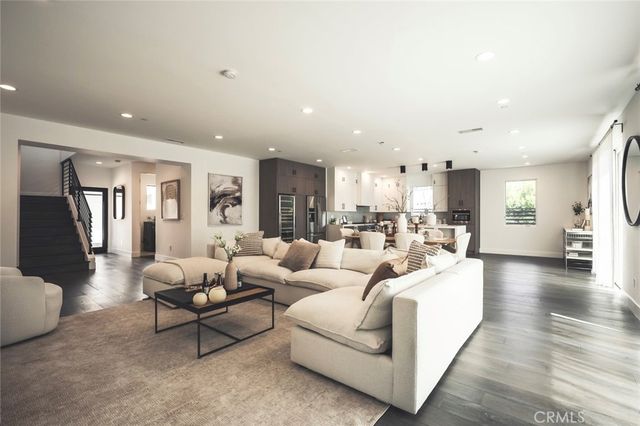 542 N Commonwealth, Los Angeles, CA 90004
