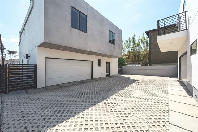 542 N Commonwealth, Los Angeles, CA 90004