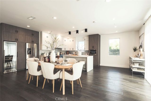 542 N Commonwealth, Los Angeles, CA 90004