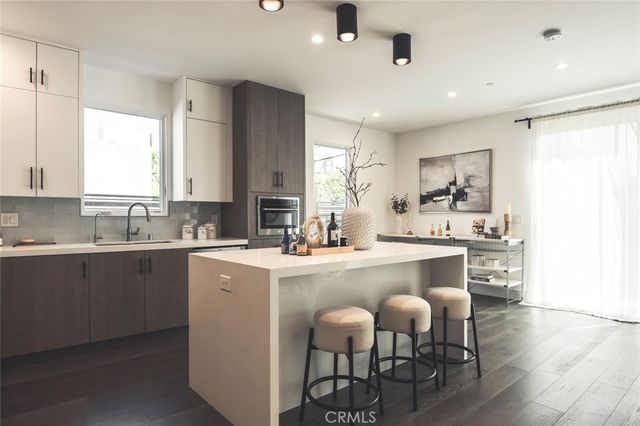 542 N Commonwealth, Los Angeles, CA 90004