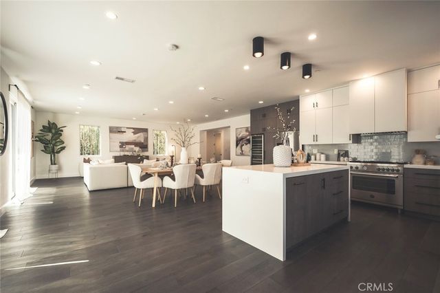 542 N Commonwealth, Los Angeles, CA 90004