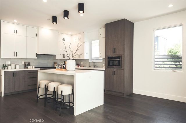 542 N Commonwealth, Los Angeles, CA 90004