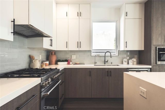 542 N Commonwealth, Los Angeles, CA 90004