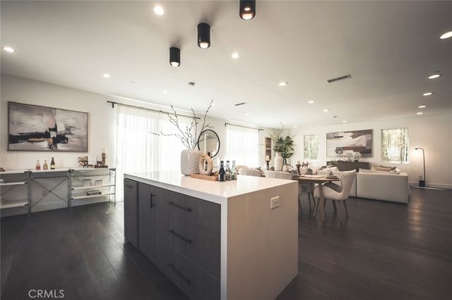 542 N Commonwealth, Los Angeles, CA 90004