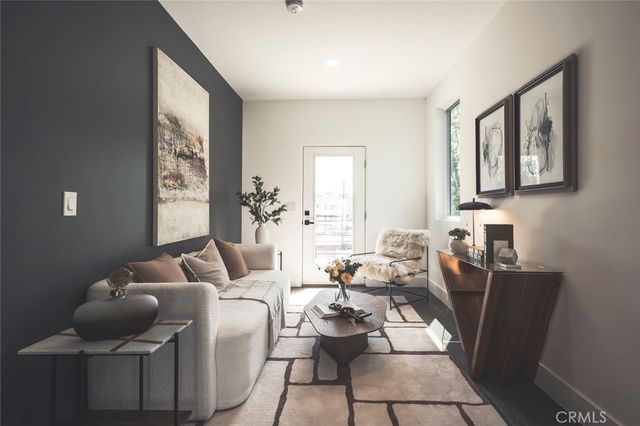 542 N Commonwealth, Los Angeles, CA 90004