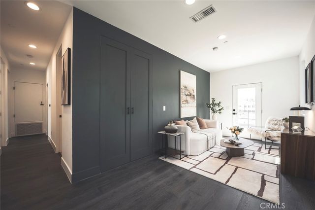 542 N Commonwealth, Los Angeles, CA 90004