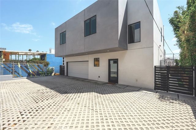 542 N Commonwealth, Los Angeles, CA 90004