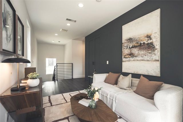 542 N Commonwealth, Los Angeles, CA 90004