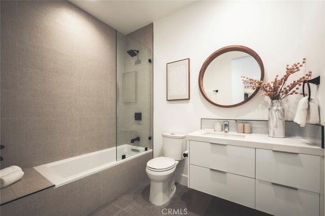 542 N Commonwealth, Los Angeles, CA 90004