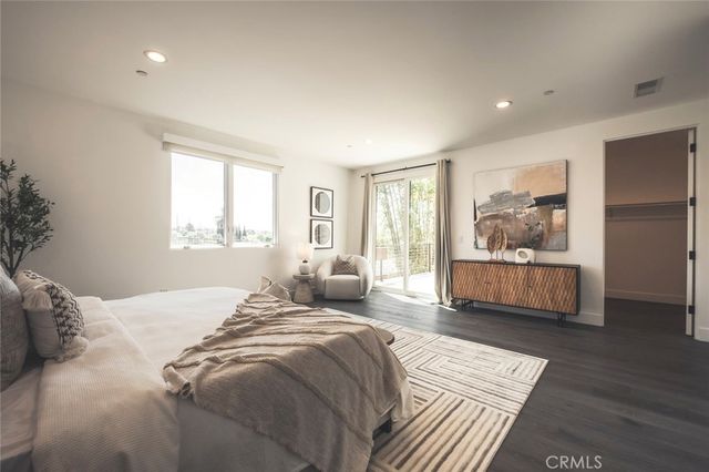 542 N Commonwealth, Los Angeles, CA 90004