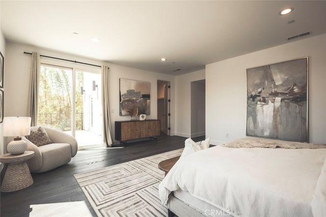 542 N Commonwealth, Los Angeles, CA 90004
