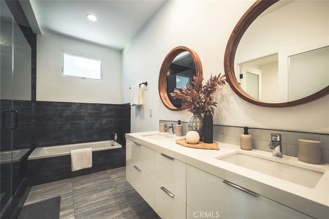 542 N Commonwealth, Los Angeles, CA 90004