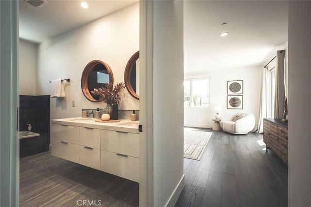 542 N Commonwealth, Los Angeles, CA 90004