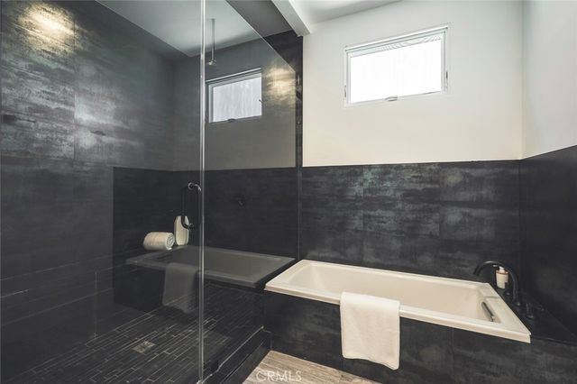 542 N Commonwealth, Los Angeles, CA 90004