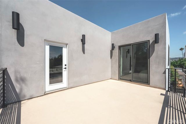542 N Commonwealth, Los Angeles, CA 90004