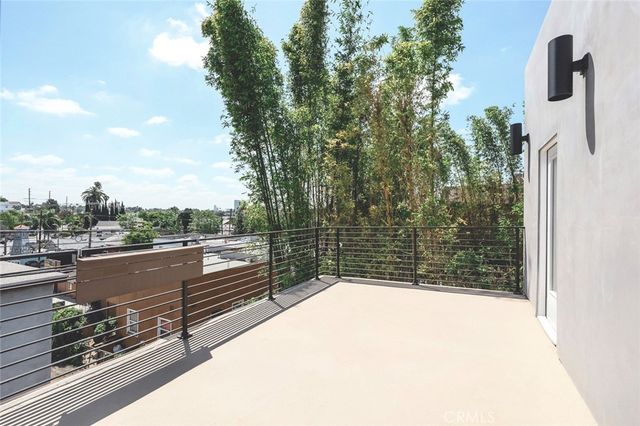 542 N Commonwealth, Los Angeles, CA 90004