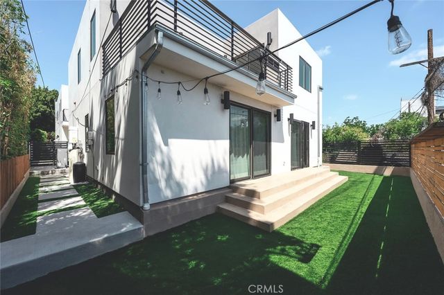 542 N Commonwealth, Los Angeles, CA 90004