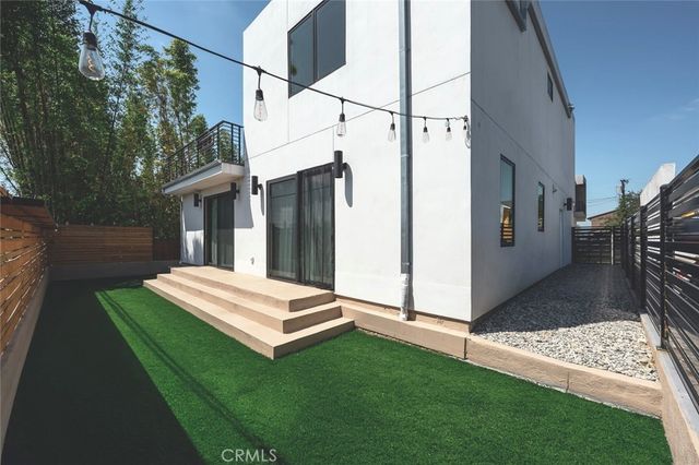 542 N Commonwealth, Los Angeles, CA 90004