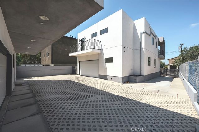 542 N Commonwealth, Los Angeles, CA 90004