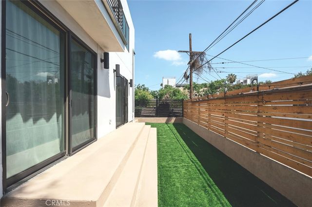 542 N Commonwealth, Los Angeles, CA 90004