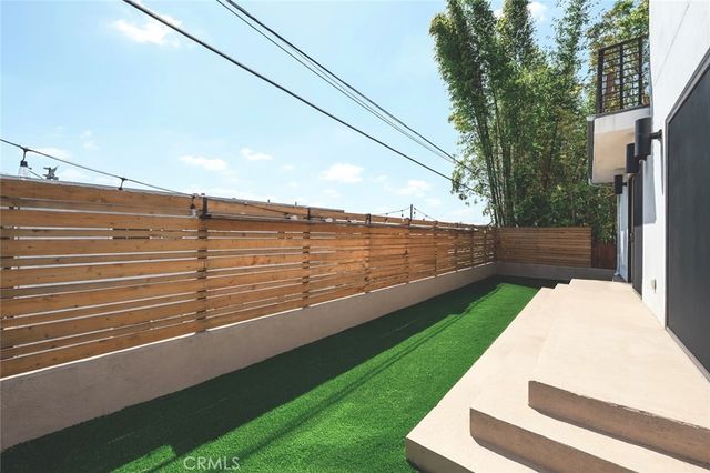 542 N Commonwealth, Los Angeles, CA 90004