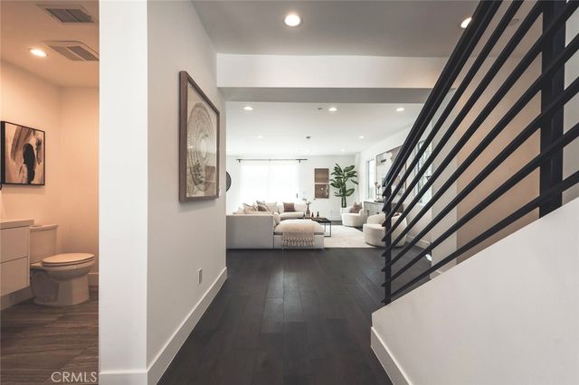 542 N Commonwealth, Los Angeles, CA 90004