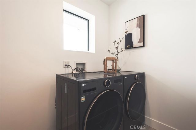 542 N Commonwealth, Los Angeles, CA 90004
