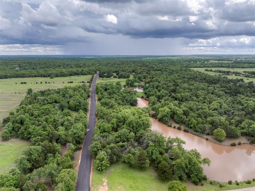 Image 4 of property listing at 10200 Waterglen Road, Guthrie, OK 73044