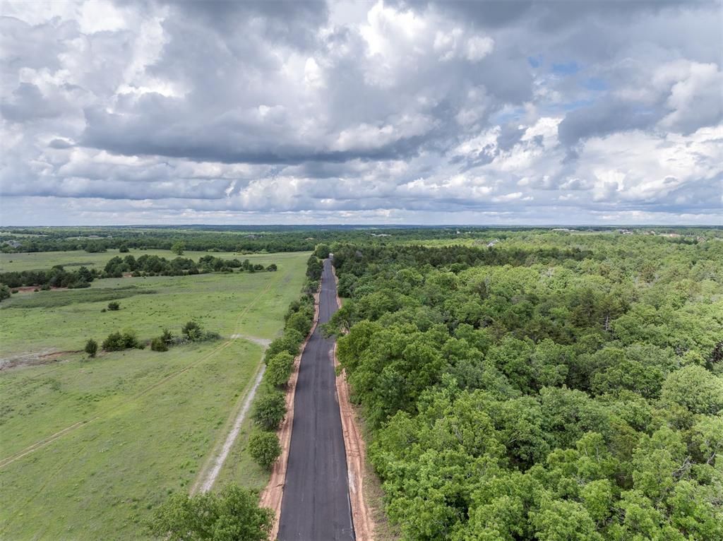 Image 5 of property listing at 10200 Waterglen Road, Guthrie, OK 73044