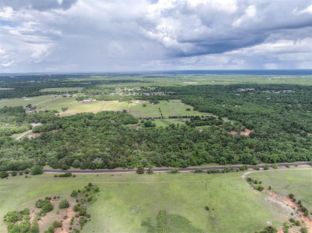 Image 7 of property listing at 10200 Waterglen Road, Guthrie, OK 73044