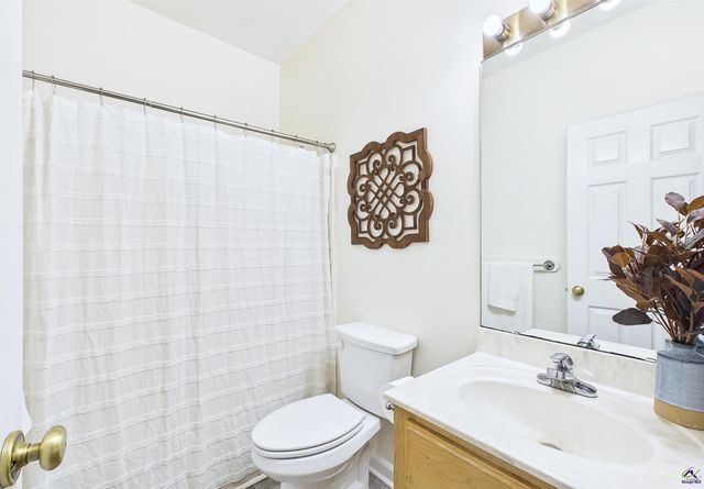 555 Thompson Mill Road, Bonaire, GA 31005
