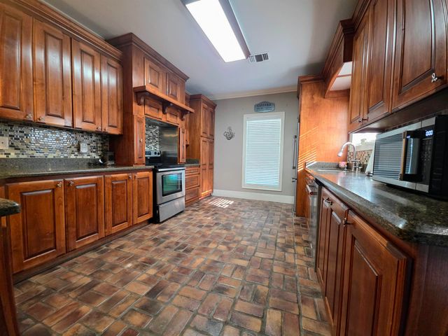 210 Plantation Dr, Cut Off, LA 70345