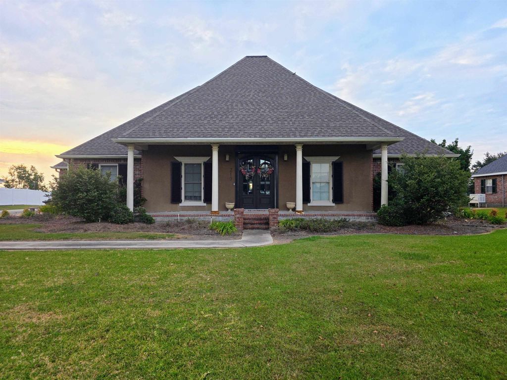 210 Plantation Dr, Cut Off, LA 70345