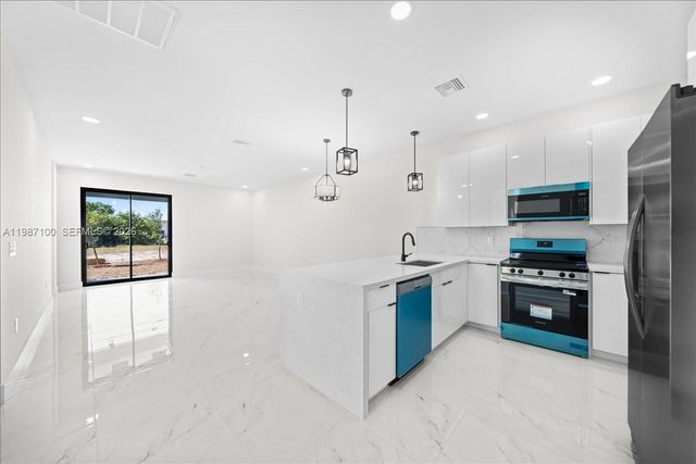 1202 NE 8th PL, Cape Coral, FL 33909