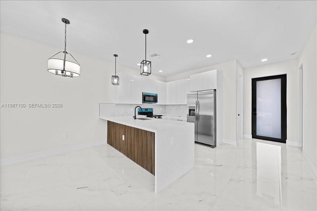 1202 NE 8th PL, Cape Coral, FL 33909