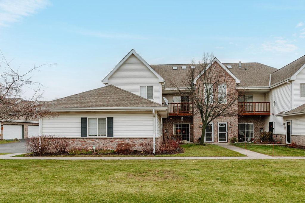 4720 S Hunter LANE, New Berlin, WI 53151