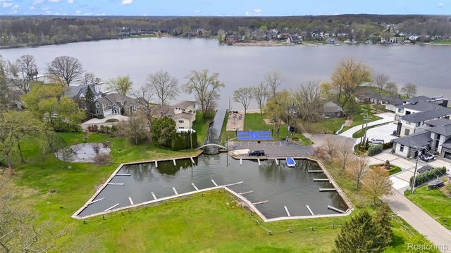 2745 Lari Court, West Bloomfield Charter Township, MI 48324
